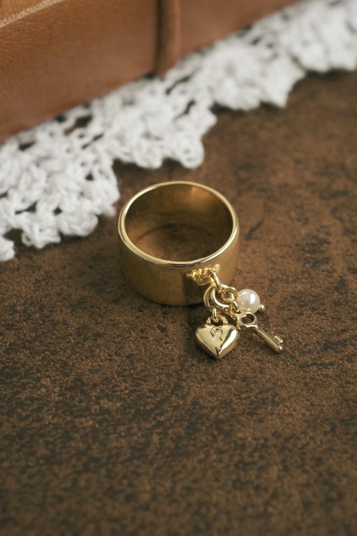 GOLDY Heart Key Charm Ring