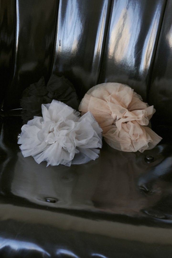 GOLDY Tulle orb scrunchie - gray