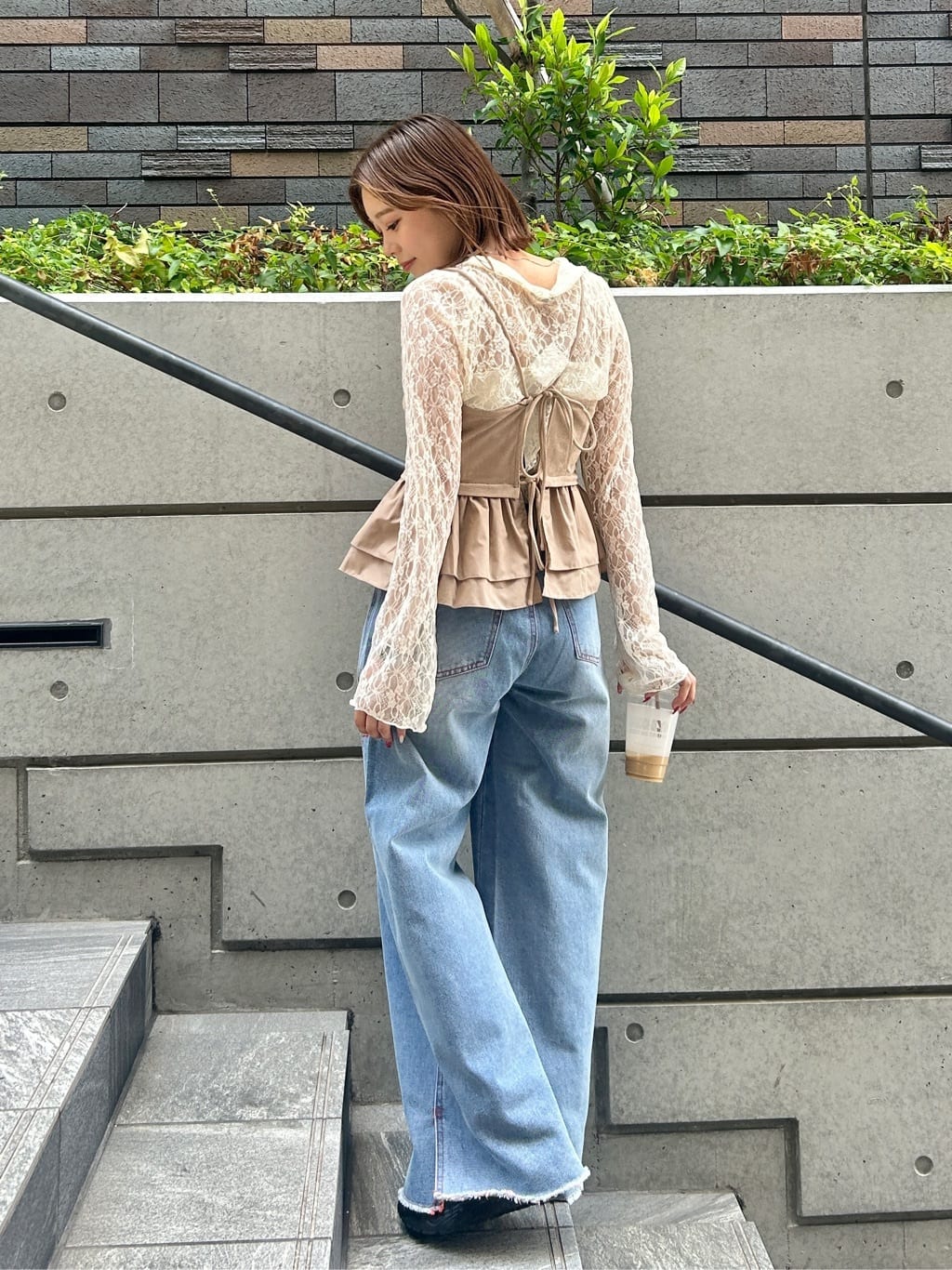 Kastane 絨面荷葉邊緊身胸衣