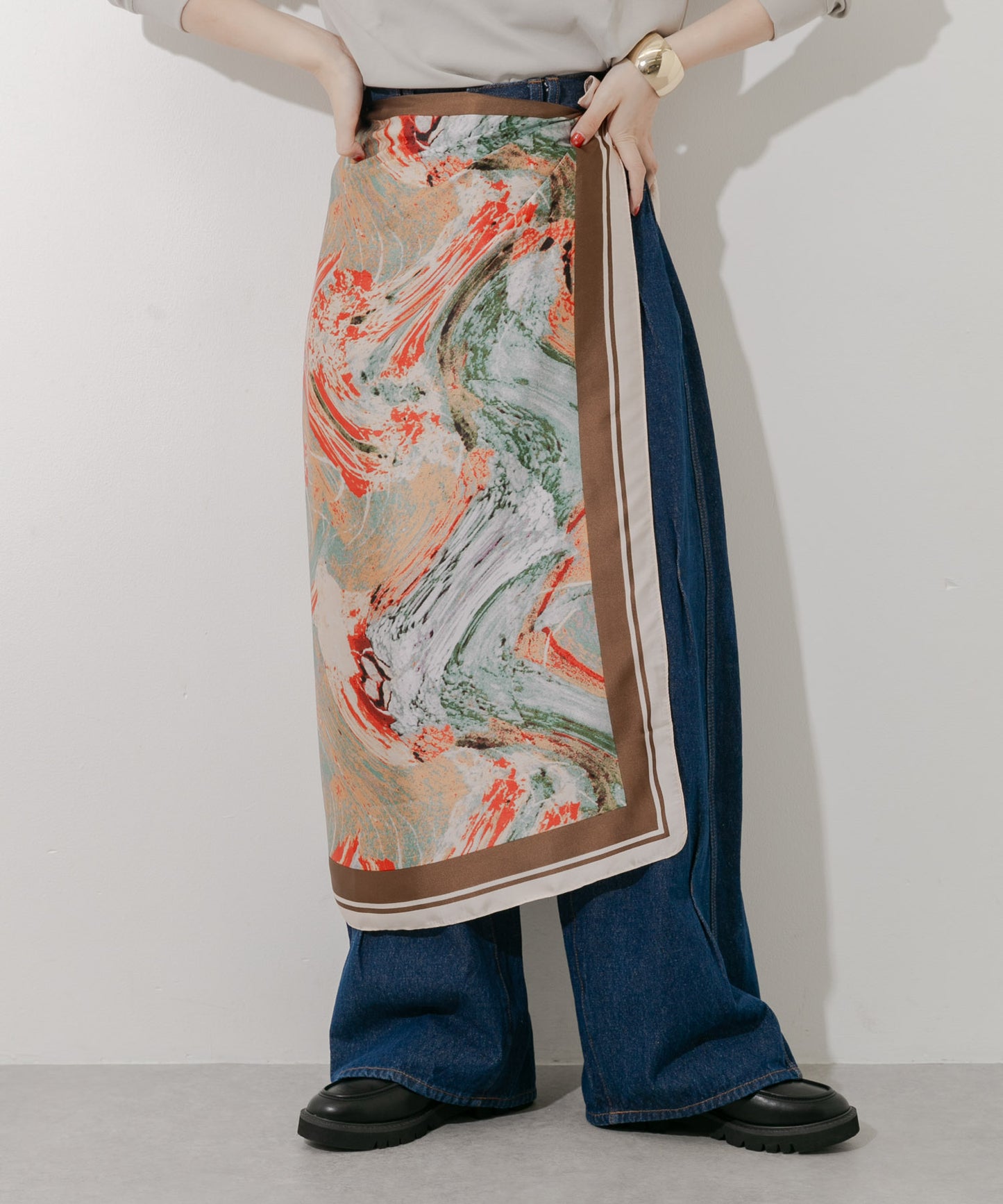 SMELLY 圖騰大絲巾