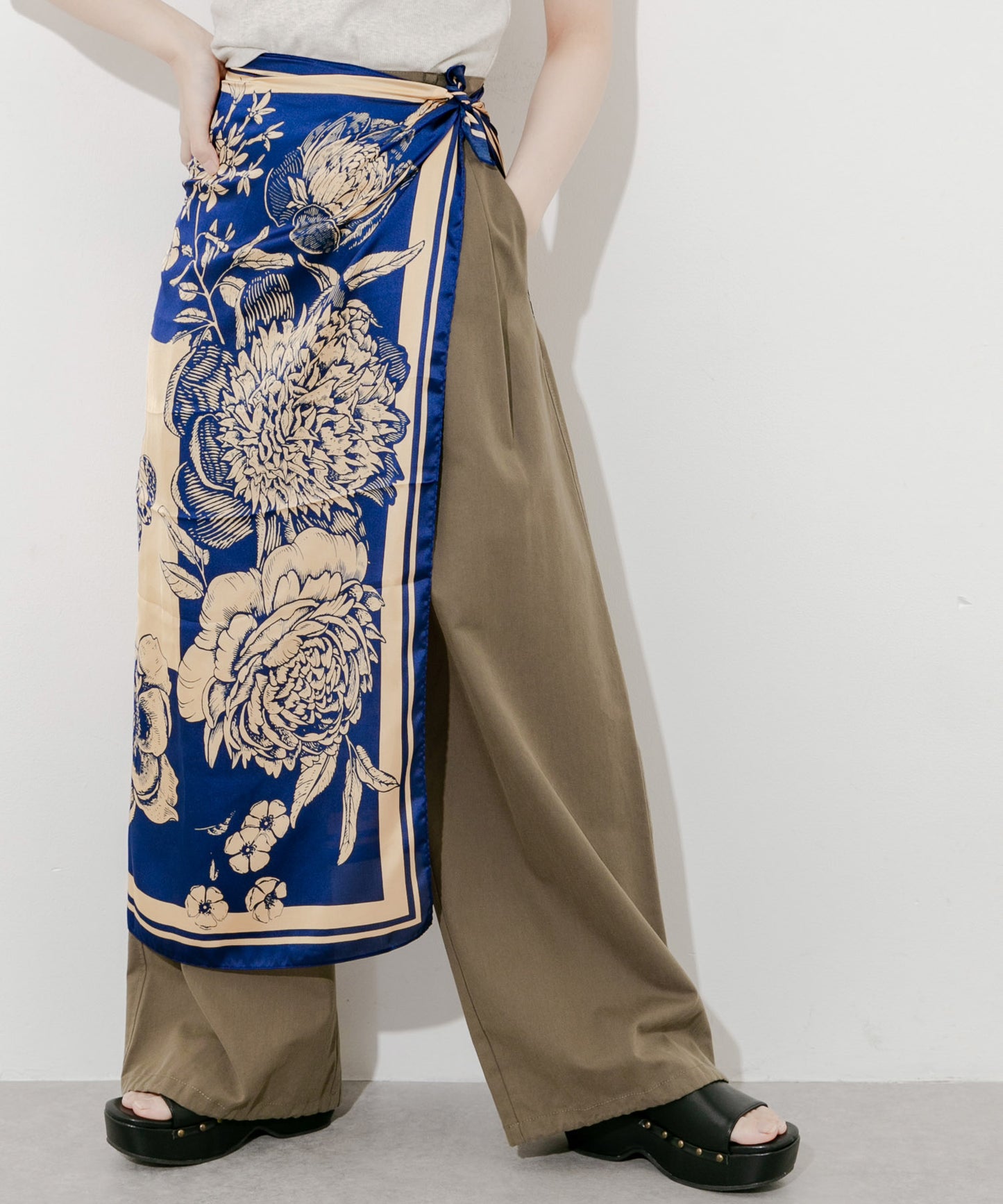 SMELLY 圖騰大絲巾