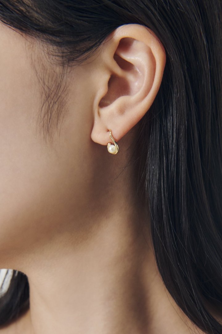 GOLDY petite drop pearl earrings