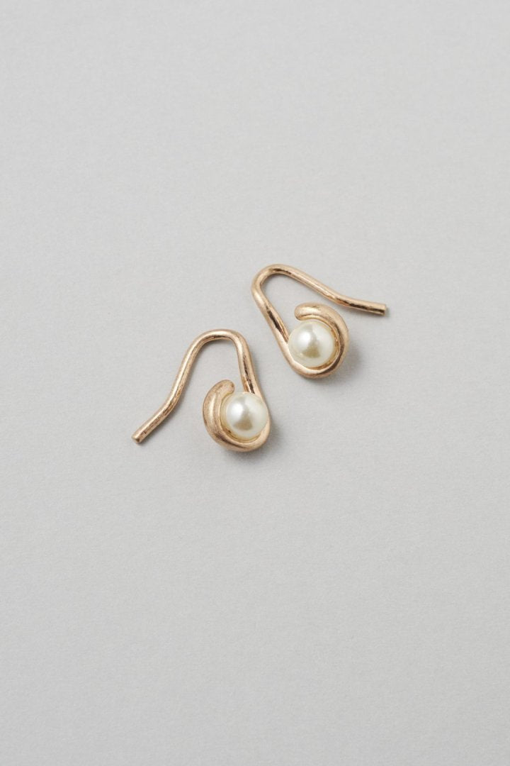 GOLDY petite drop pearl earrings