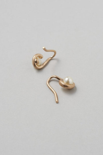 GOLDY petite drop pearl earrings