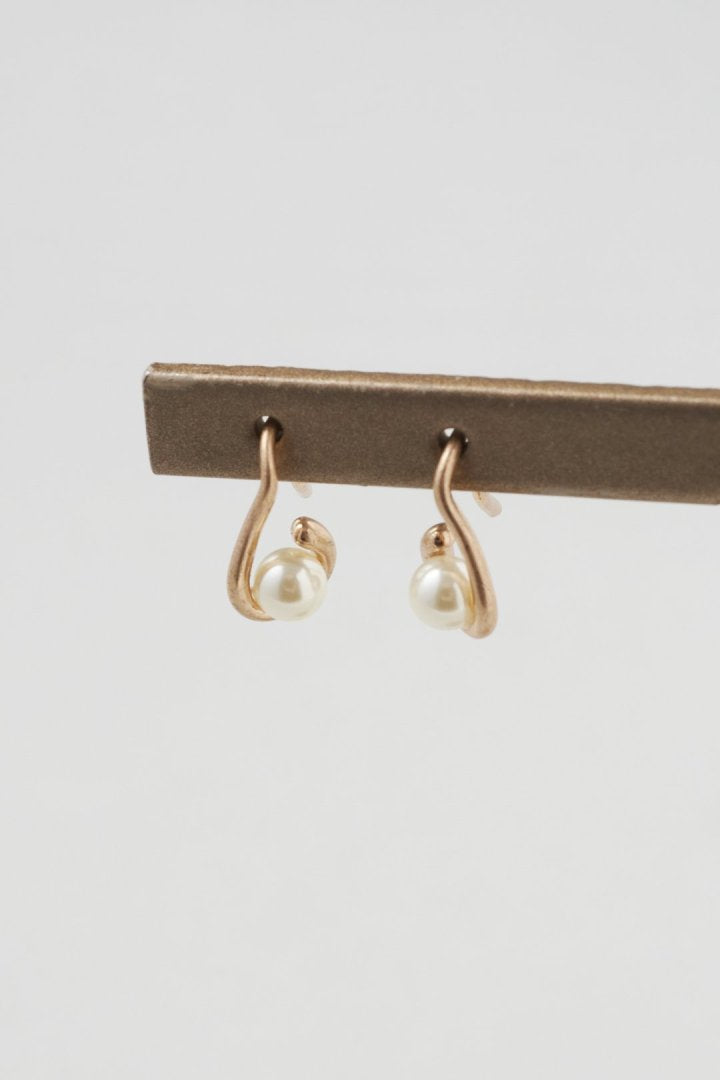 GOLDY petite drop pearl earrings