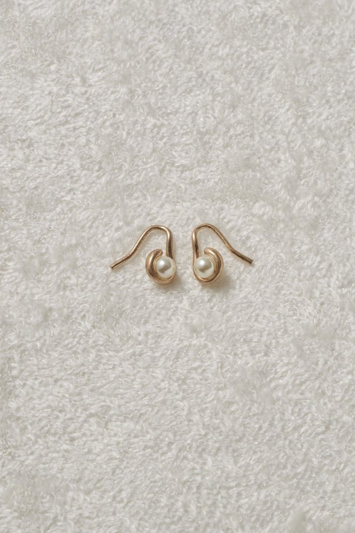 GOLDY petite drop pearl earrings