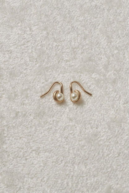 GOLDY petite drop pearl earrings