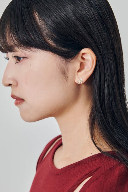 GOLDY Small Daisy Earrings