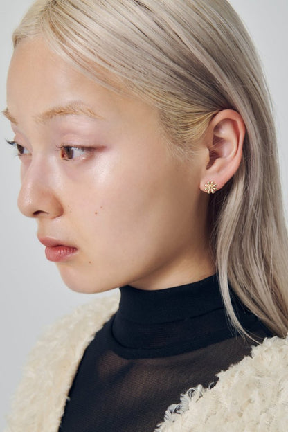 GOLDY Small Daisy Earrings