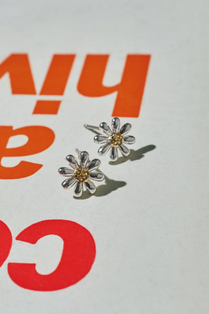 GOLDY Small Daisy Earrings