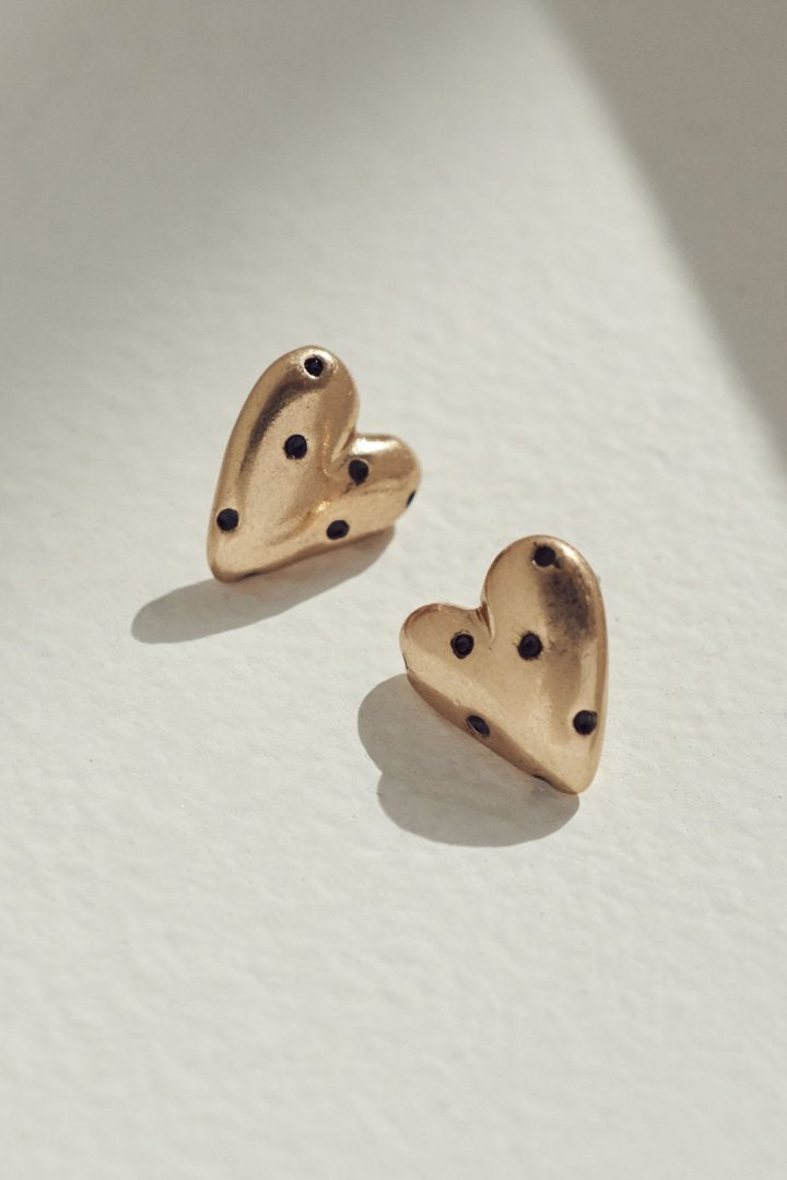GOLDY ドット ハート メタル ピアス - matte gold