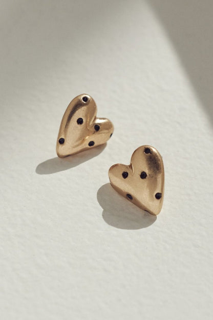 GOLDY ドット ハート メタル ピアス - matte gold