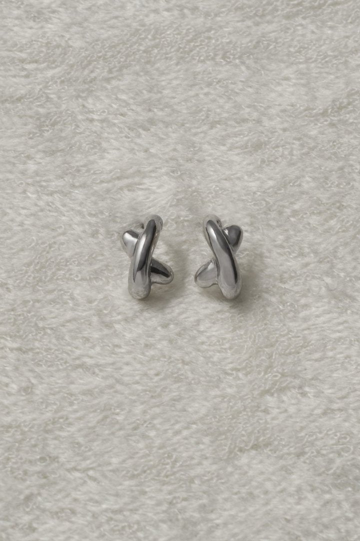 GOLDY petite cross line earrings - silver