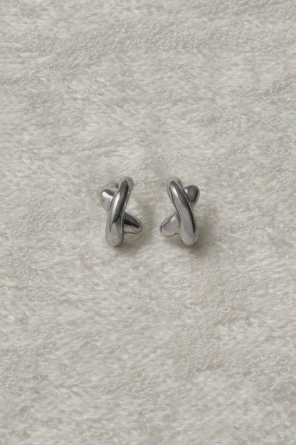 GOLDY petite cross line earrings - silver