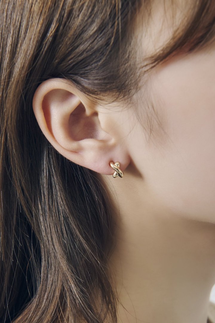 GOLDY petite cross line earrings - light gold