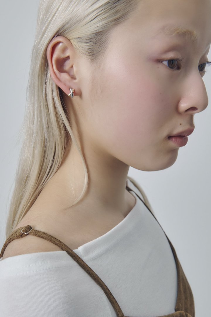 GOLDY petite cross line earrings - Image 8