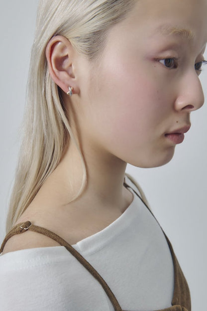 GOLDY petite cross line earrings - Image 8