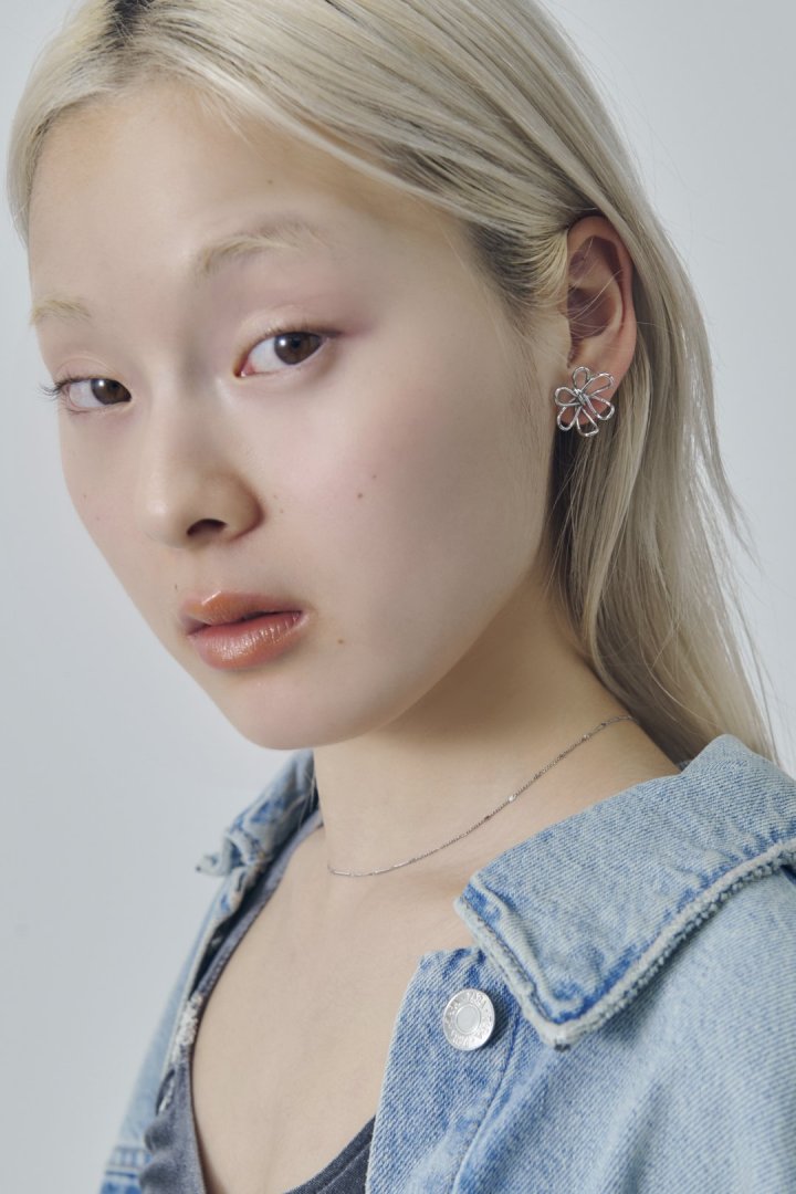 GOLDY カット アウト フラワー ピアス - Image 10