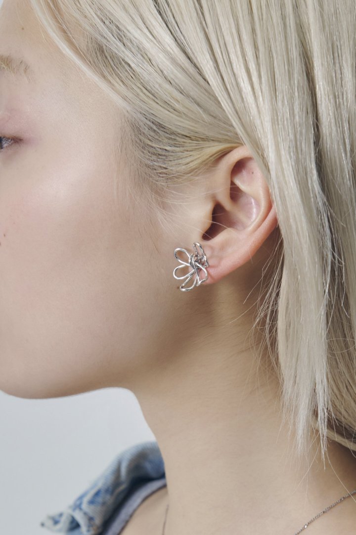 GOLDY カット アウト フラワー ピアス - Image 9