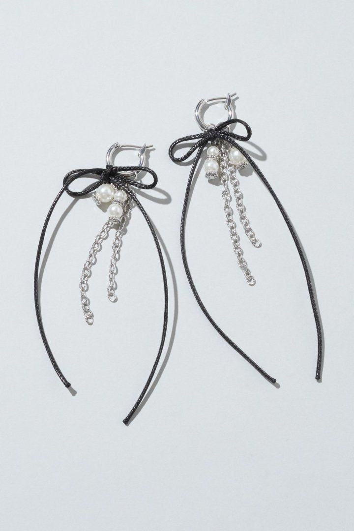 GOLDY Cord ribbon x pearl chain long earrings - silver