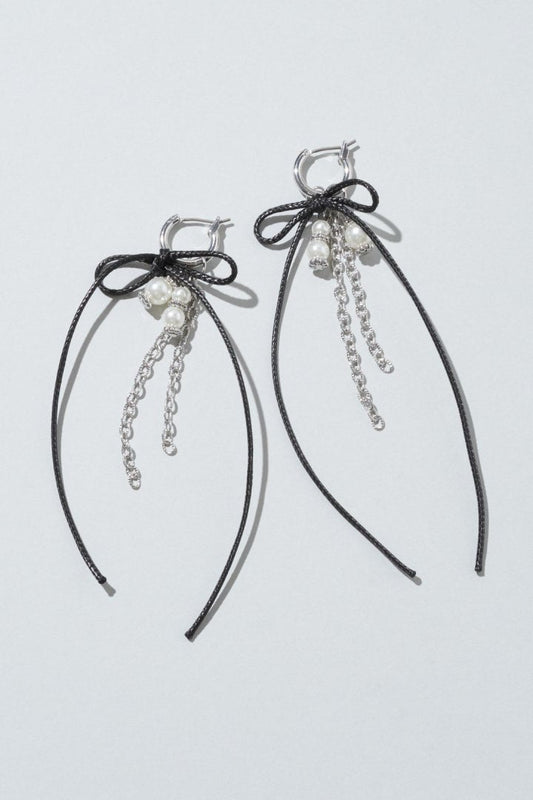 GOLDY Cord ribbon x pearl chain long earrings - silver