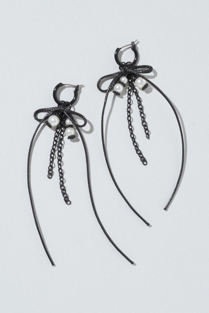 GOLDY Cord ribbon x pearl chain long earrings - black
