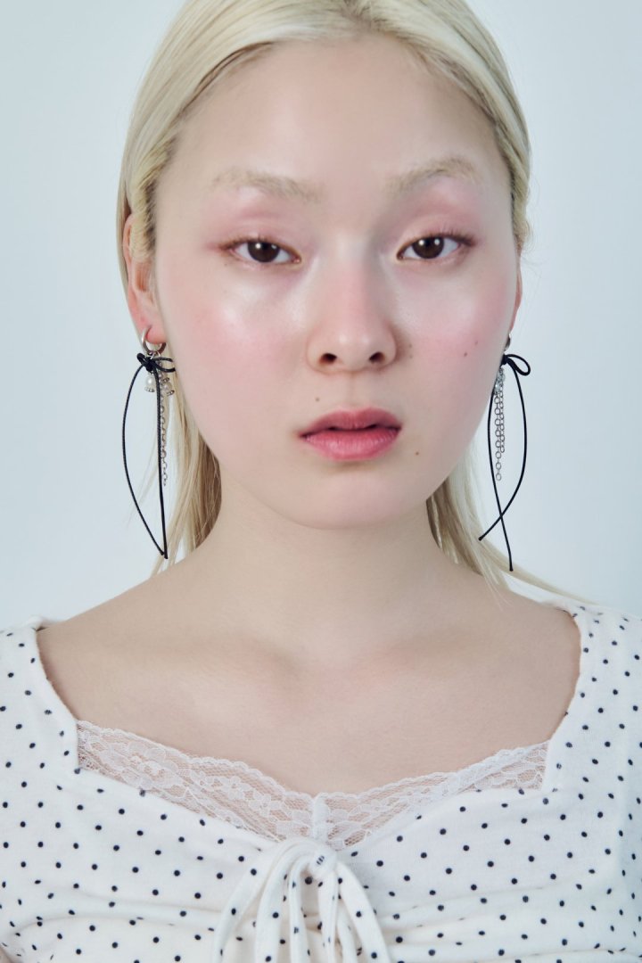 GOLDY Cord ribbon x pearl chain long earrings - Image 6
