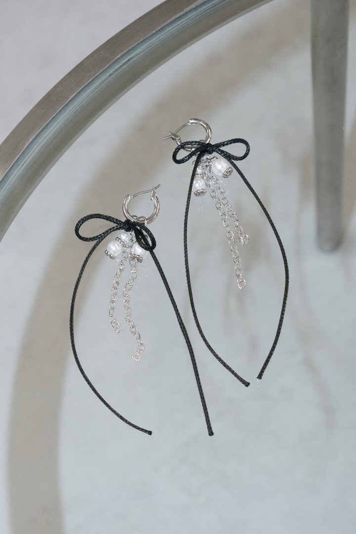 GOLDY Cord ribbon x pearl chain long earrings - Image 13