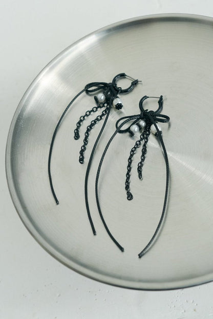 GOLDY Cord ribbon x pearl chain long earrings - Image 14