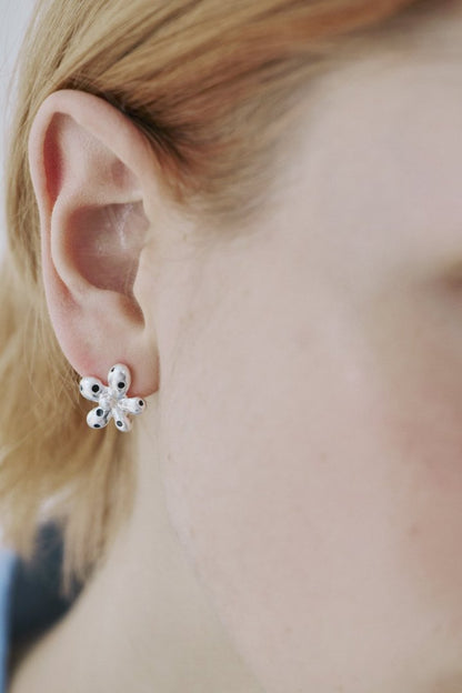 GOLDY 波點花花 earrings - matte silver