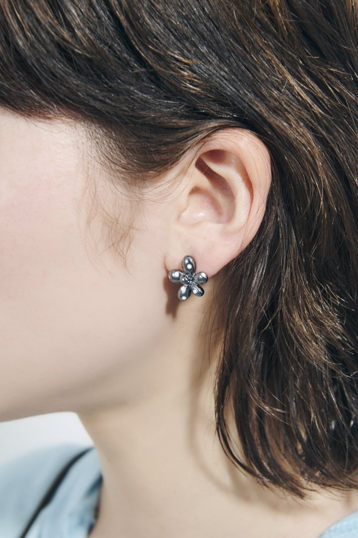 GOLDY 波點花花 earrings - gun metallic