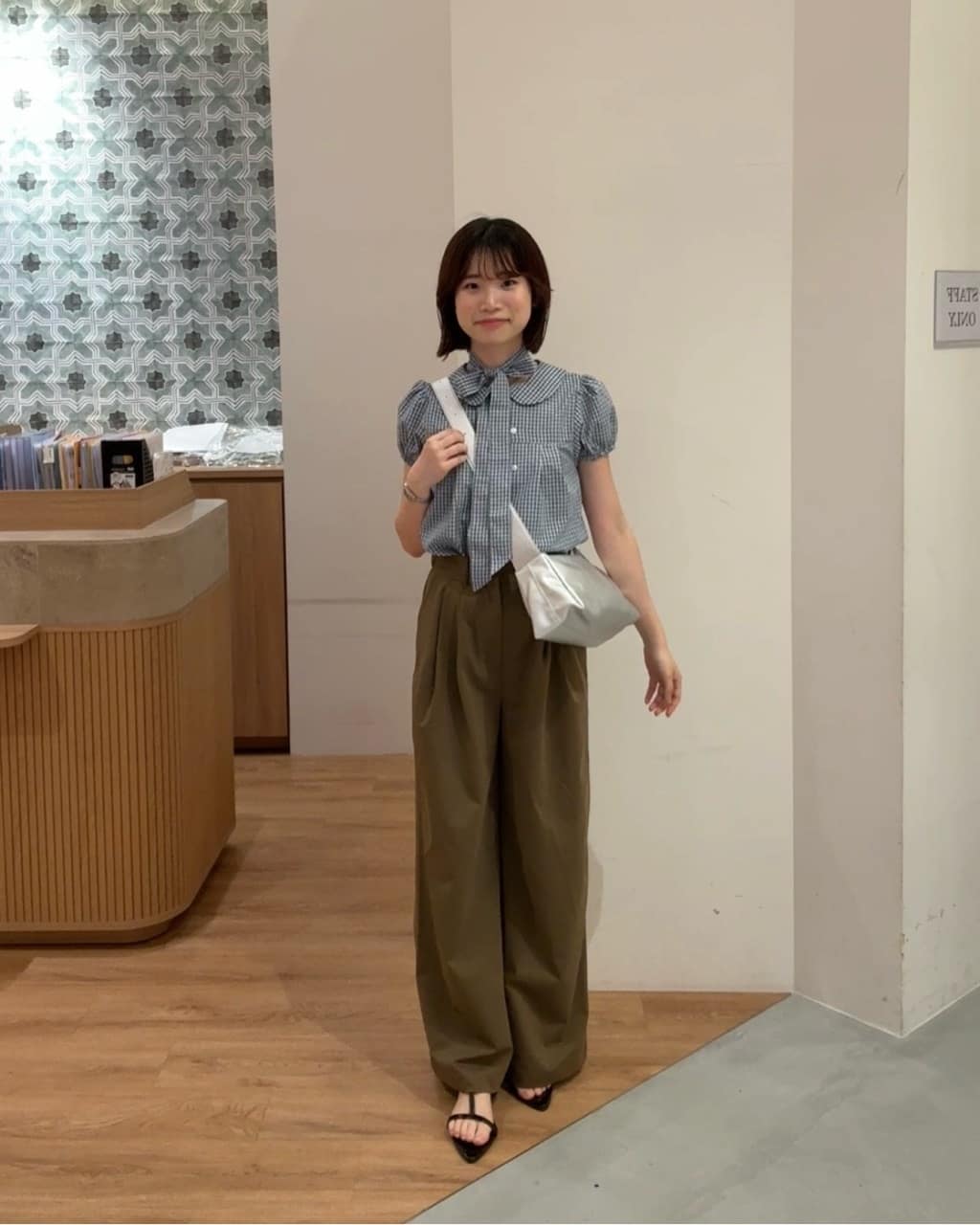 umm. By Discoat 圓領泡泡袖Blouse with bow tie - Image 39