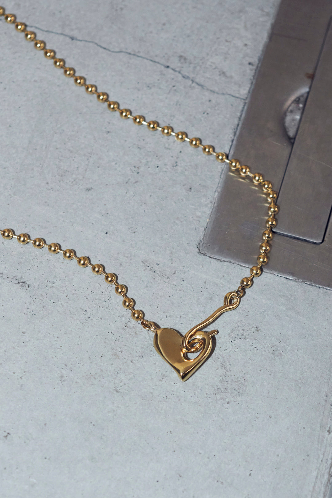 GOLDY ハート フック × ボール チェーン ステンレス ネックレス - Image 16