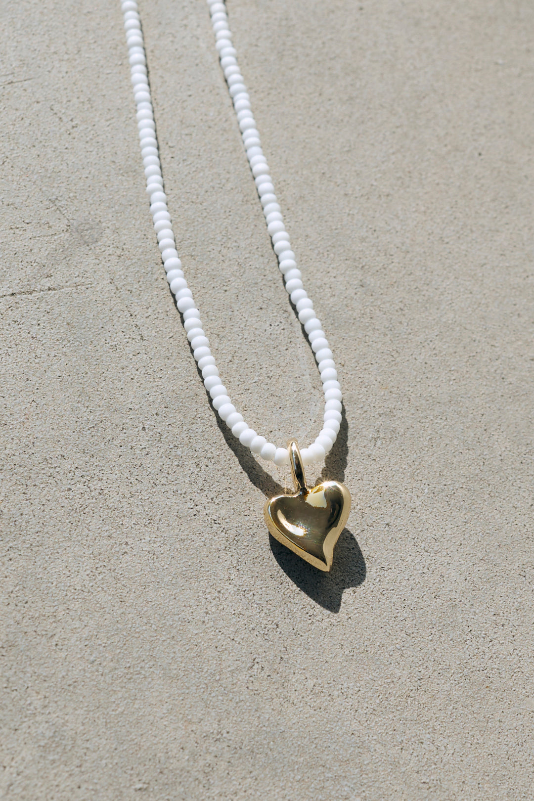 GOLDY Beads x metal heart necklace - white