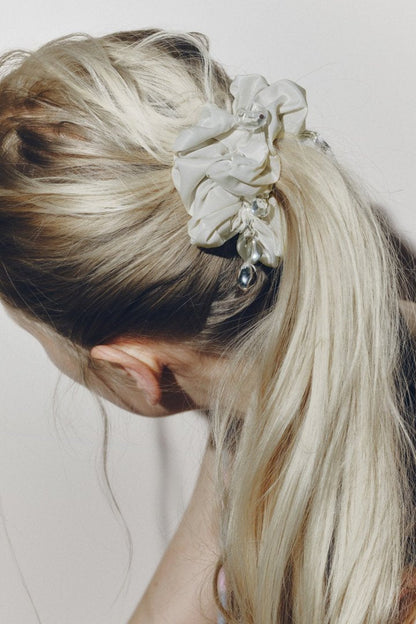 GOLDY glow charm satin scrunchie - ivory