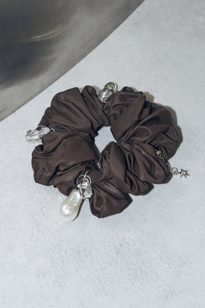 GOLDY glow charm satin scrunchie - brown