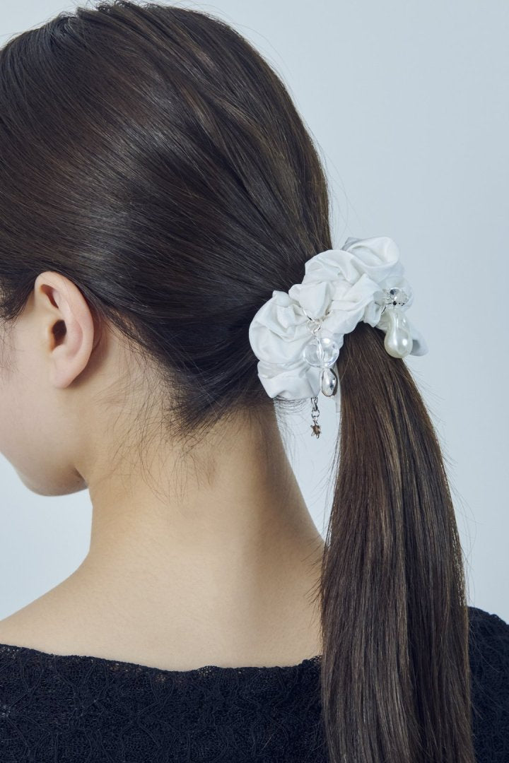 GOLDY glow charm satin scrunchie - white