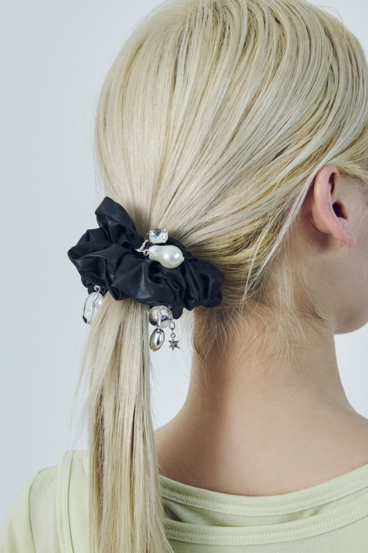 GOLDY glow charm satin scrunchie - black