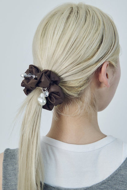 GOLDY glow charm satin scrunchie - Image 10
