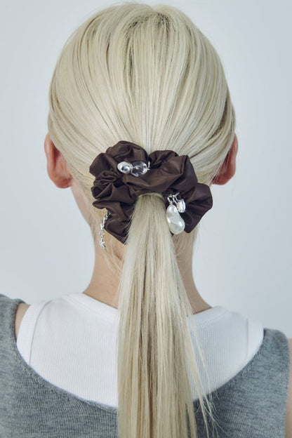 GOLDY glow charm satin scrunchie - Image 11