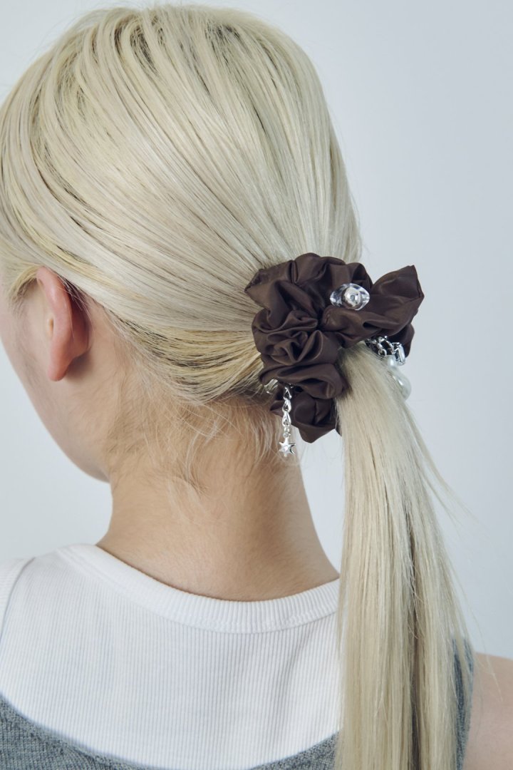 GOLDY glow charm satin scrunchie - Image 12