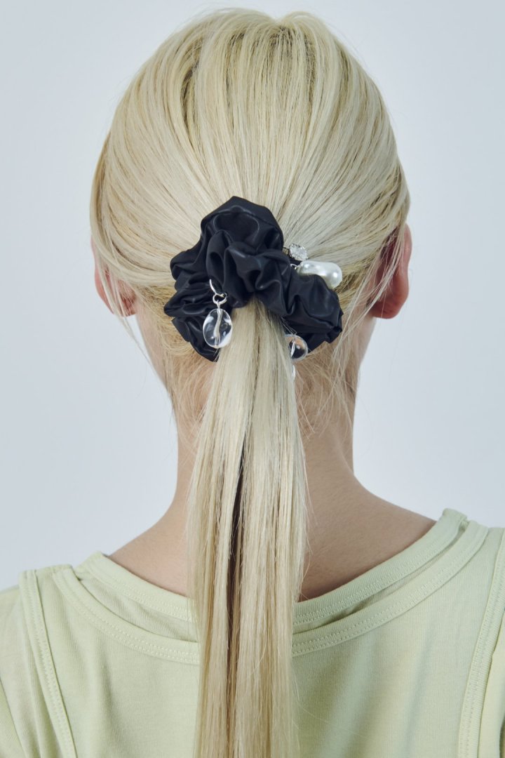 GOLDY glow charm satin scrunchie - Image 17