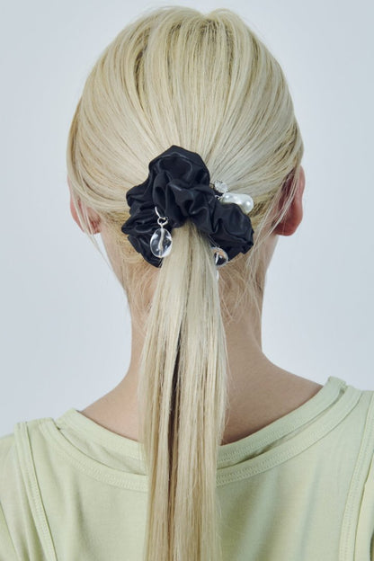 GOLDY glow charm satin scrunchie - Image 17