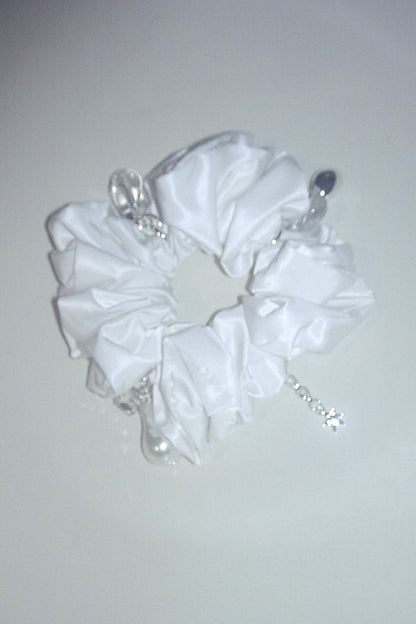 GOLDY glow charm satin scrunchie - Image 26