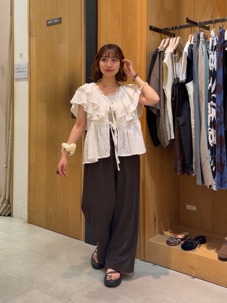 Discoat Lace 荷葉邊 blouse - Image 37