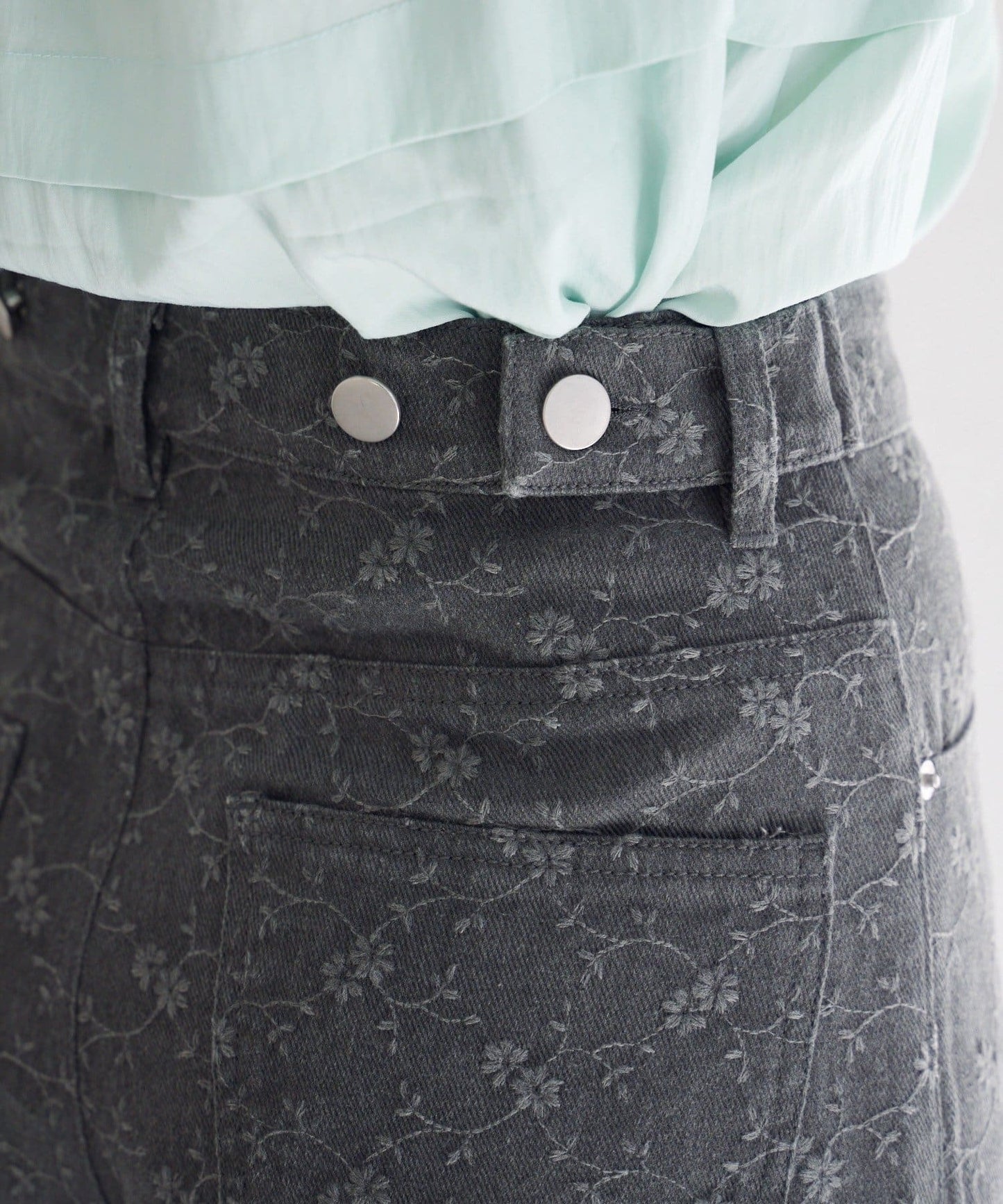 Kastane [Straight] floral embroidered denim - Image 19