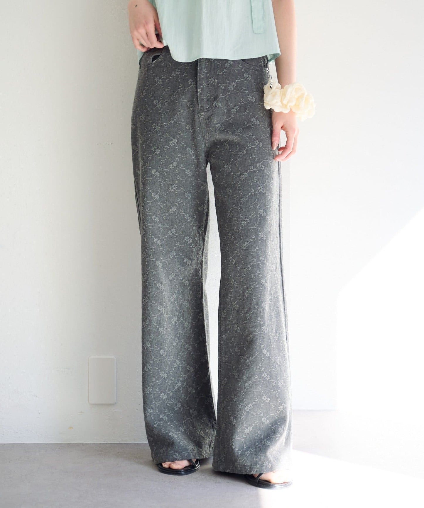 Kastane [Straight] floral embroidered denim - Image 7