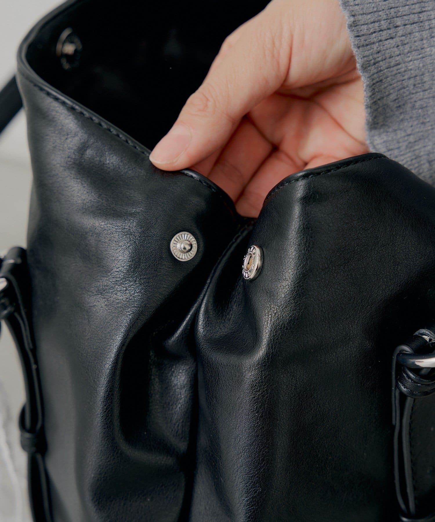[Set Fair Item #11] CHICO belt handle bag with charm - Image 17