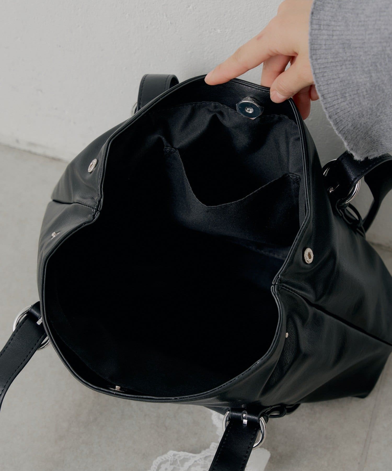 [Set Fair Item #11] CHICO belt handle bag with charm - Image 18