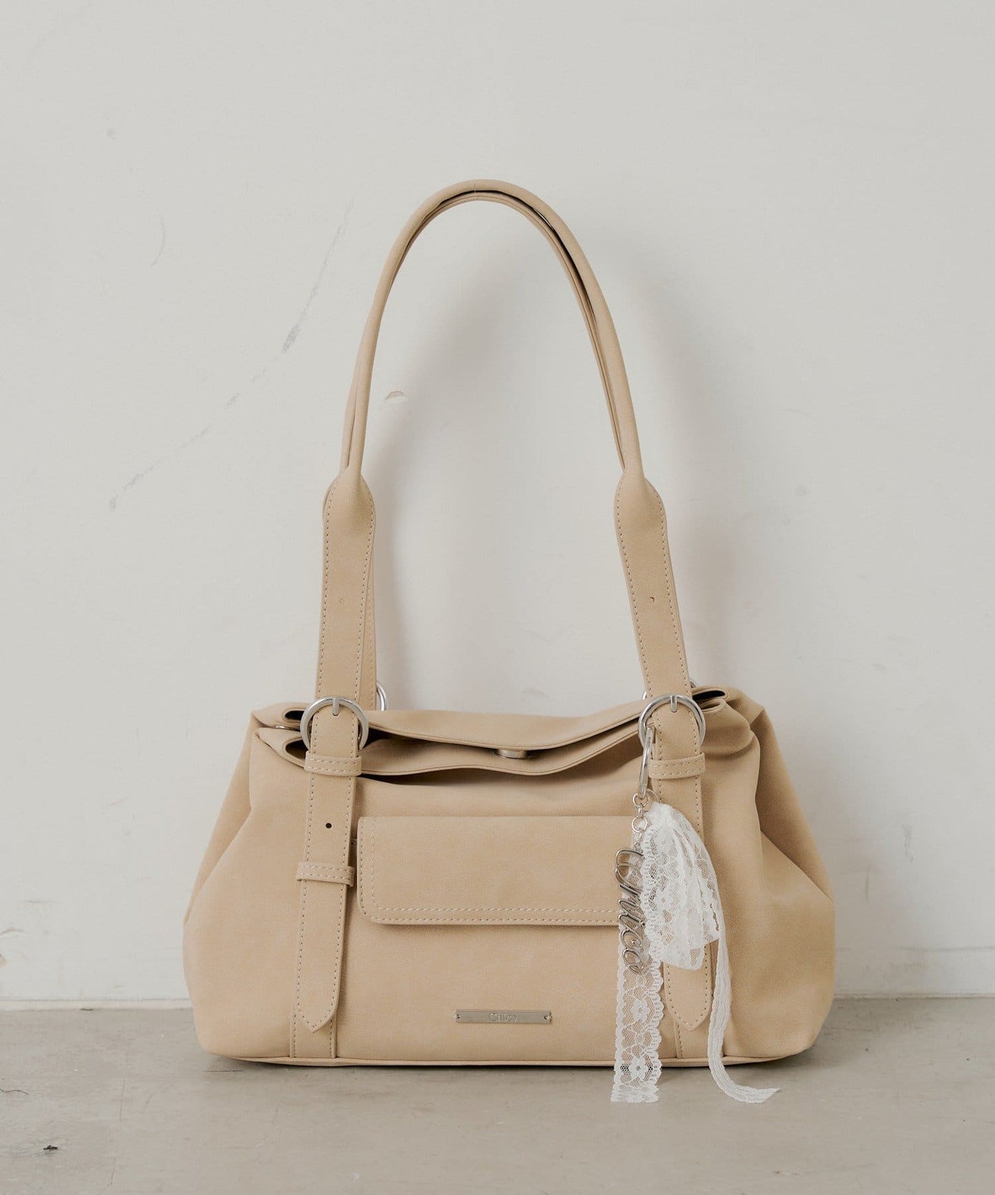 [Set Fair Item #11] CHICO belt handle bag with charm - Image 3